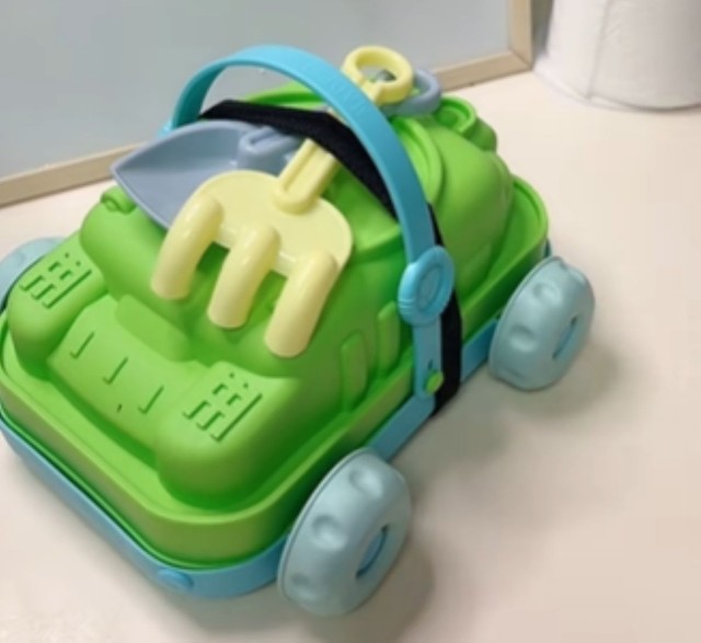 スプーンとフォークはスコップとシャベル！？　実はこれ、娘さんへのお弁当なんです…／鬼瓦オタカさん（@onigawara.otaka）提供