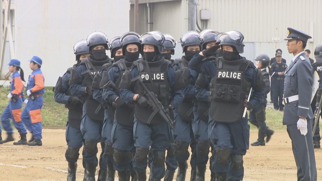 岡山県警の視閲式　岡山・北区いずみ町