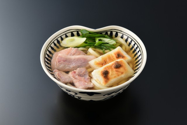 今井社長がおすすめする「かちん鴨うどん」。焼き餅の香ばしさが沁みる（提供：道頓堀 今井）