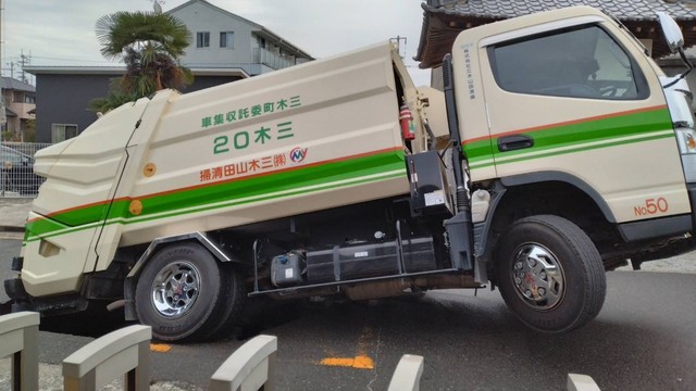 陥没した路面の穴にはまったごみ収集車　午前8時10分ごろ　視聴者提供