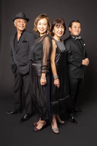 コーラスグループ「サーカス」の（左から）叶高、叶ありさ、叶正子、吉村勇一