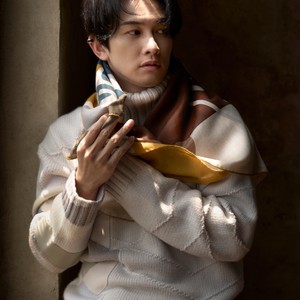 俳優・町田啓太と考える、装う美学。エルメスのスカーフで秋の仕度を。