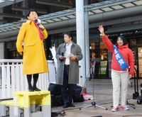 福島瑞穂氏（左）と大椿裕子氏＝＝品川駅