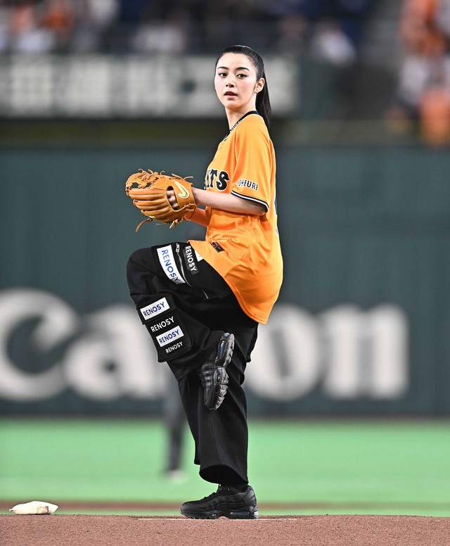 東京ドームのマウンドに登場した池田エライザ