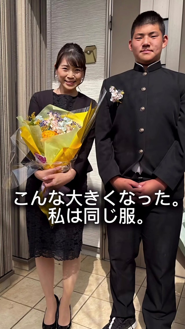 3年後の卒業式。母は入学式と同じ服を着て撮影し、息子さんは母の身長を大きく追い越していた／maiさん（@maimaichan_1022）提供