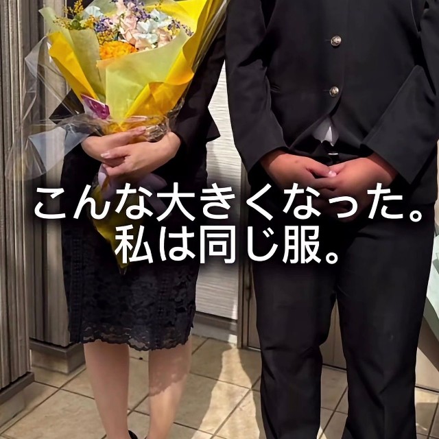 3年後の卒業式。母は入学式と同じ服を着て撮影し、息子さんは母の身長を大きく追い越していた／maiさん（@maimaichan_1022）提供