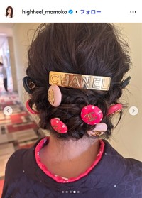 シャネルをリメイクした髪飾り　ハイヒール・モモコのインスタグラム@highheel_momokoより