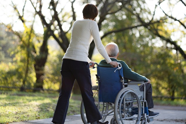 仕事と介護を両立させているビジネスケアラー「40代後半〜50代後半で一気に急増」する傾向だそうです　※画像はイメージです（arc image gallery/stock.adobe.com）