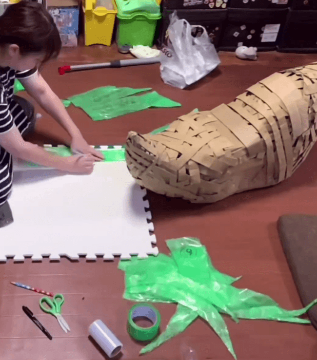 段ボールから型紙を取り、ウレタンを切っていく