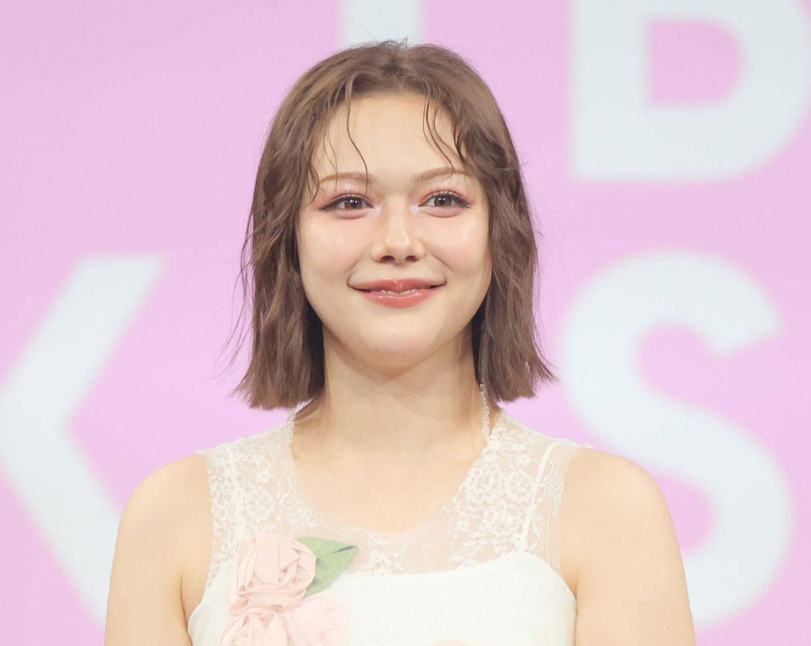 牛もびっくり!?ムニュッと「ダイナマイト」で寄りかかり 村重杏奈が