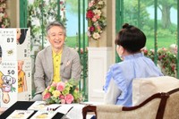 22日放送の「徹子の部屋」に出演する鈴木のりたけ氏（左）と司会の黒柳徹子＝テレビ朝日提供
