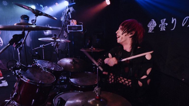 バンド活動中の魅影【曇りのち、】さんの様子（提供：魅影【曇りのち、】さん）