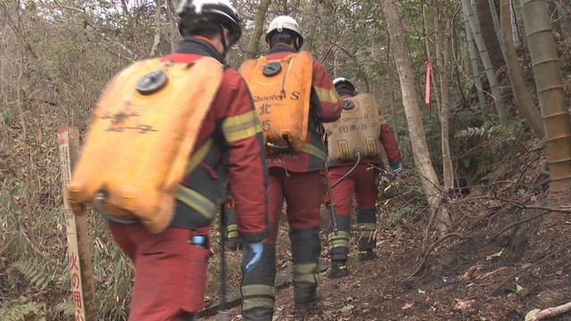 山火事「鎮圧」が宣言されて以降も現場では　消防の消火活動が続く　岡山市