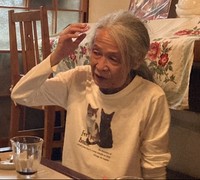 盛岡市内の自宅でくつろぐ漫画家、イラストレーターの宮西計三さん（写真提供・イヌイジュン）