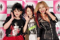 ステージで共演した（左から）浅香唯、永井真理子、寺田恵子＝2019年