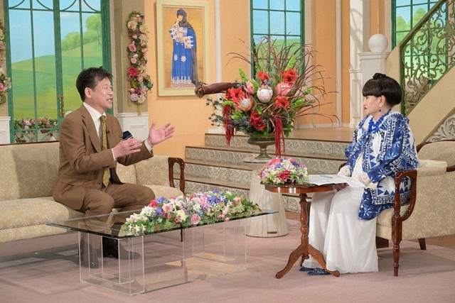 黒柳徹子さん（右）とトークを展開する佐藤二朗さん
