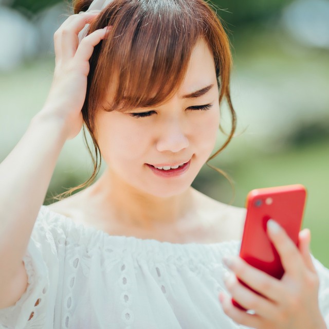 スマホには夫の両親からの着信がいっぱい　※画像はイメージです（FineGraphics/photoAC）