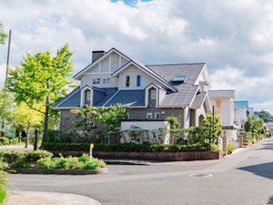 実家を相続することになったら、どうする？　相続税の申告や名義変更の注意点は