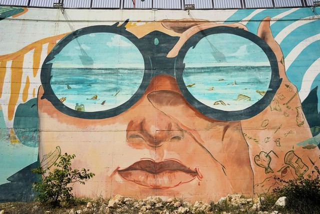 黒海沿いの港町コンスタンツァのビーチを彩る「空気をきれいにする壁画」=2024年4月24日、ルーマニア東部、荒ちひろ撮影