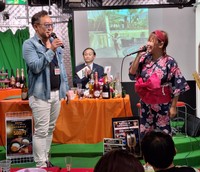 ジョニー大倉さんの次男で歌手・俳優の大倉弘也(左)と語り合う浜田ブリトニー（右）＝東京・浅草の「漫画ギャラリーCAFEオカオカ」