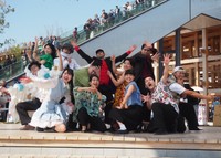 オフィス家具メーカー「オカムラ」の社員による劇団「ザ・オカムラ座」の旗揚げ公演「12人のとびだす会社員」＝大阪・関西万博