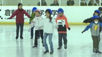 小学生を対象にしたスケート教室でフィギュアスケーターの高橋大輔さんが指導　岡山・倉敷市