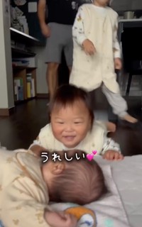 三男くんを見てニッコリ微笑む次男くん（提供：@ikukyu_vlogさん）
