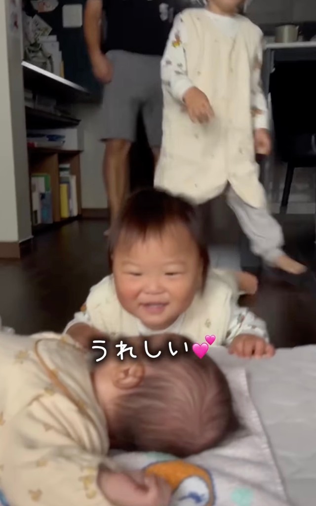 三男くんを見てニッコリ微笑む次男くん（提供：@ikukyu_vlogさん）
