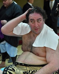 まげのなくなった髪をかき上げる栃ノ心(2024年)