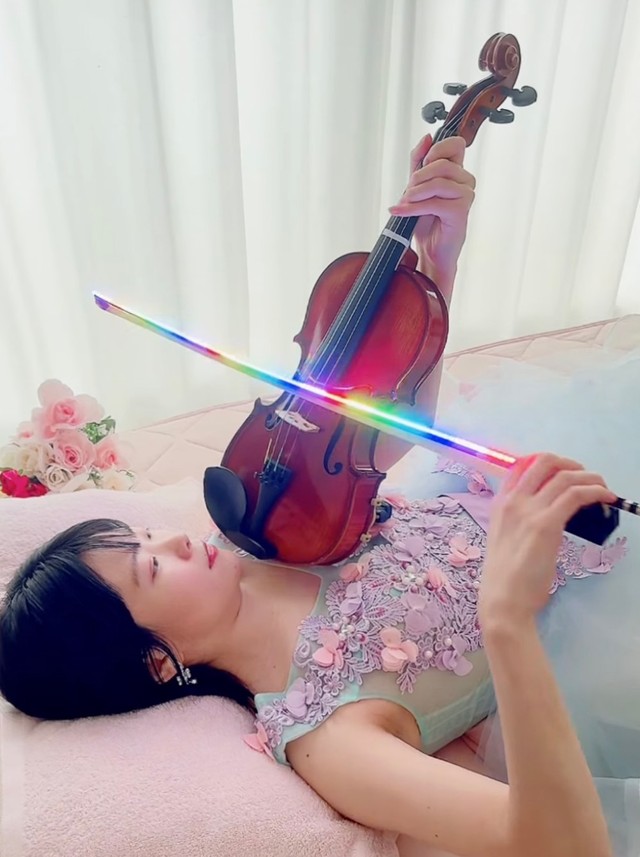 独学で学んでいるというバイオリンの演奏も披露（提供：星野希望さん）