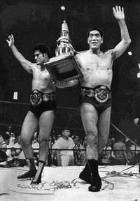 同じリングで共闘した時代もあったジャイアント馬場さん(右)とアントニオ猪木さん（1970年撮影）