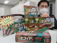 累計売上額が１億円を突破した高島市限定の土産品「メタセコイヤチョコレート」と「メタセコイヤクッキー」（高島市役所）