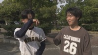 元兄弟バッテリー　晴哉選手（左）と兄／津田優哉さん（右）
