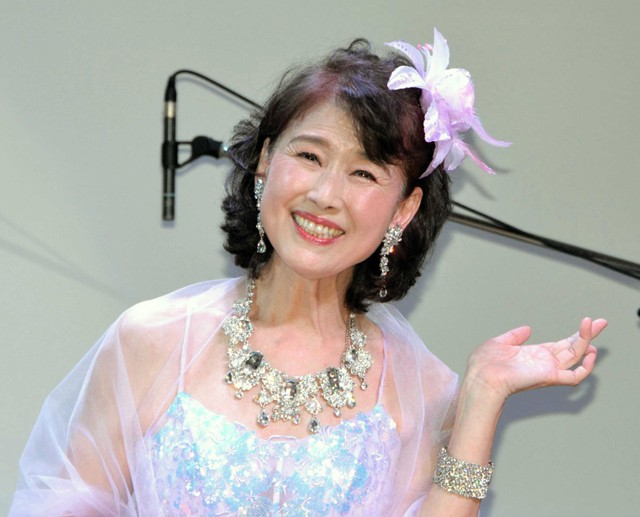 「芸能生活50周年 感謝の夕べ」に登場した沢田亜矢子＝2024年