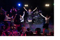 ５月５日のゴーゴーイベントで、バックダンサーと共に歓声に応える山本リンダ＝都内の東京キネマ倶楽部（撮影・木村周平）　