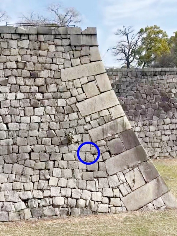 大阪城で刻印を探していたところ、仏のような姿を発見（画像提供：ぱんさん）