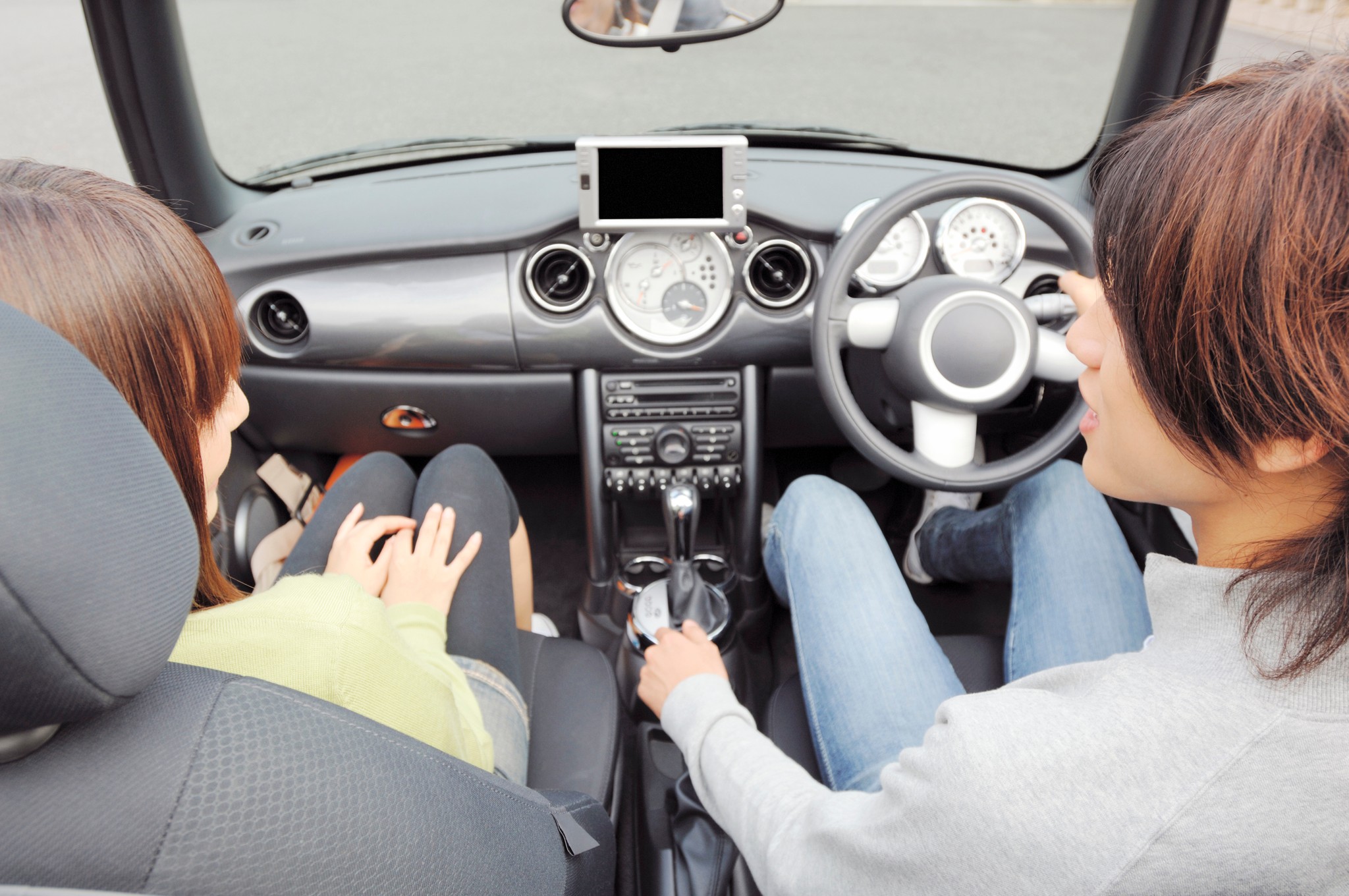 粉が舞う系のお菓子を食べる 足をダッシュボードに乗せる ドライブデートで彼に幻滅される女性の行動ランキング まいどなニュース