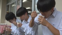 提供された朝食を食べる生徒たち 勝間田高校(岡山･勝央町)午前６時すぎ