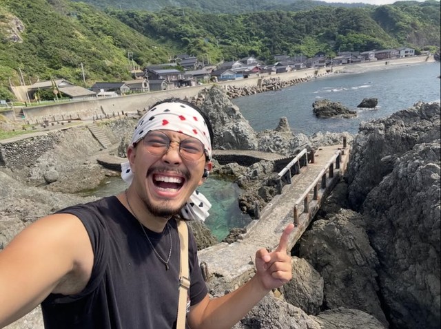 髪とヒゲを伸ばした現在の姿／舛谷さん（@mad_froggy513_2）提供