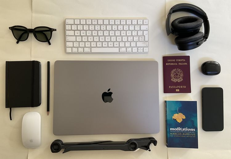 イタリア出身のソフトウェア開発者フランチェスコさんが必ず持ち運ぶもの。デジタルノマドの定番であるパソコン一式以外では、鉛筆とノートが目をひいた