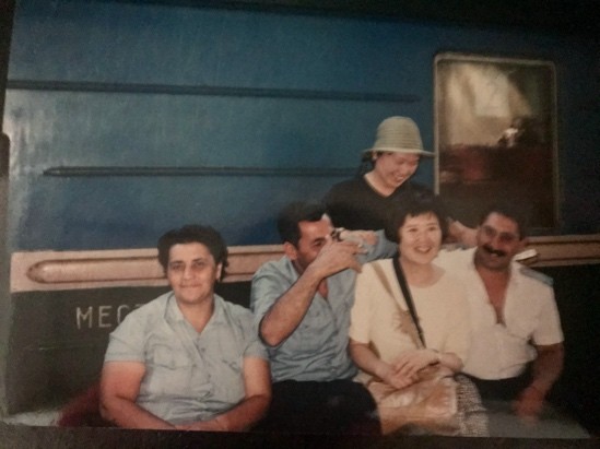 グルジア（現ジョージア）からアゼルバイジャンへ向かう汽車＝1997年ごろ、荻野恭子さん提供