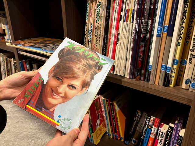 本棚には、古い演劇のパンフレットや映画雑誌がぎっしり。