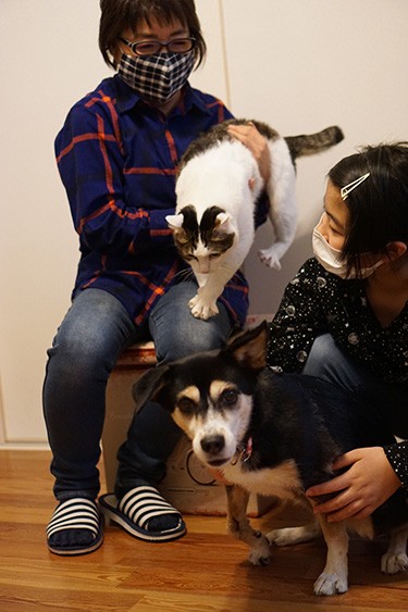 「福を抱く千恵子さんと、オリを抱く孫の渚美ちゃん