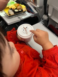 何度も指を指して「アンパンマンだぁ♪」と喜ぶ娘／ばた子さん（@batako_comic）提供