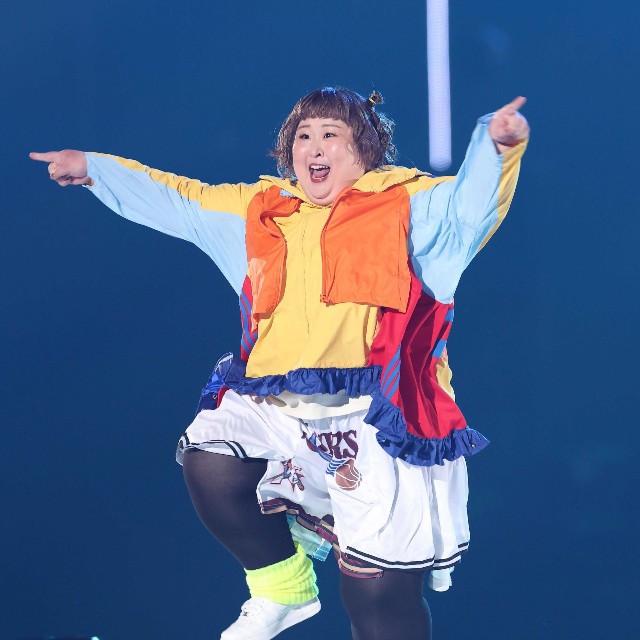 東京ガールズコレクションのランウェイで熱いパフォーマンスを見せる３時のヒロイン・かなで=2025年9月