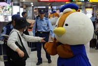 痴漢や盗撮を防止する広報活動で啓発物を配るかもばたくん（２０２５年９月１８日、京都市東山区・京阪三条駅）