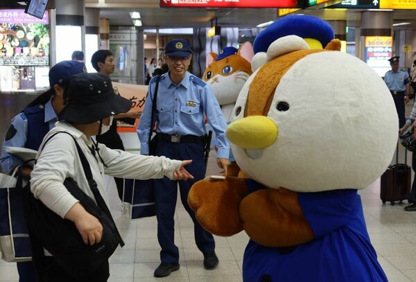 痴漢や盗撮を防止する広報活動で啓発物を配るかもばたくん（２０２５年９月１８日、京都市東山区・京阪三条駅）