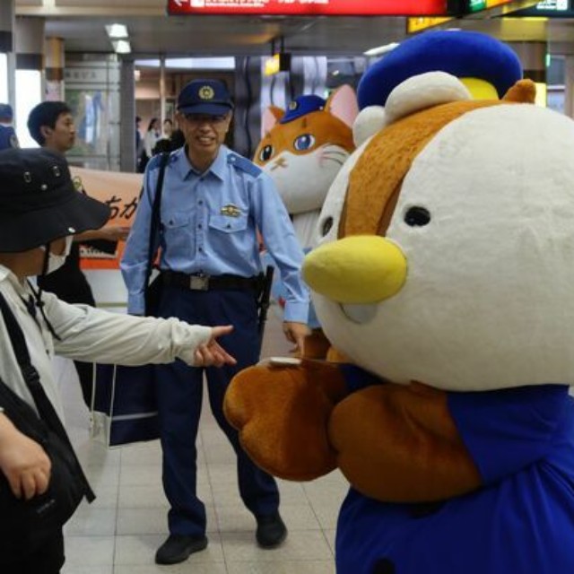 痴漢や盗撮を防止する広報活動で啓発物を配るかもばたくん（２０２５年９月１８日、京都市東山区・京阪三条駅）