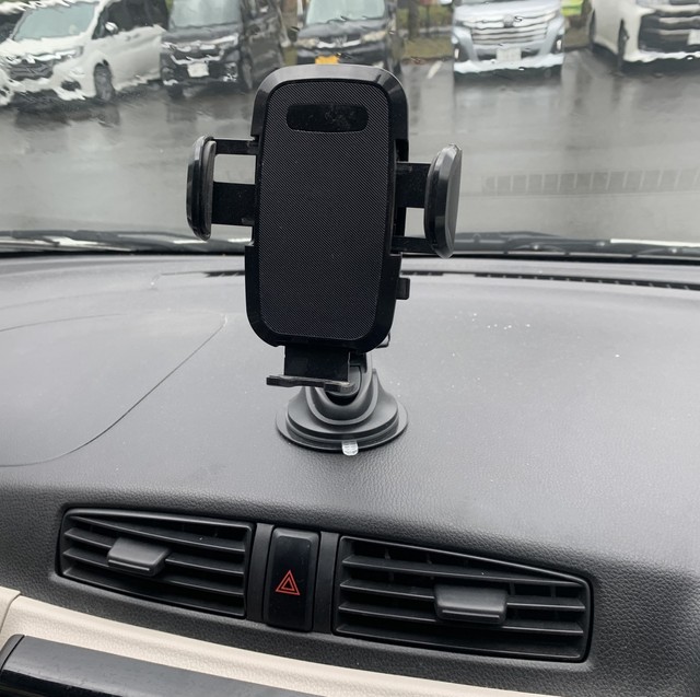 車のスマホホルダー設置のリスクとは…　※画像はイメージです（harema/photoAC）