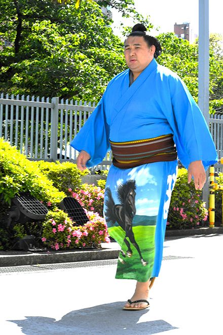 SUMO/ Des fans charmés par des lutteurs vêtus de kimono d'été personnalisés 2 20260514-sumo-1-L
